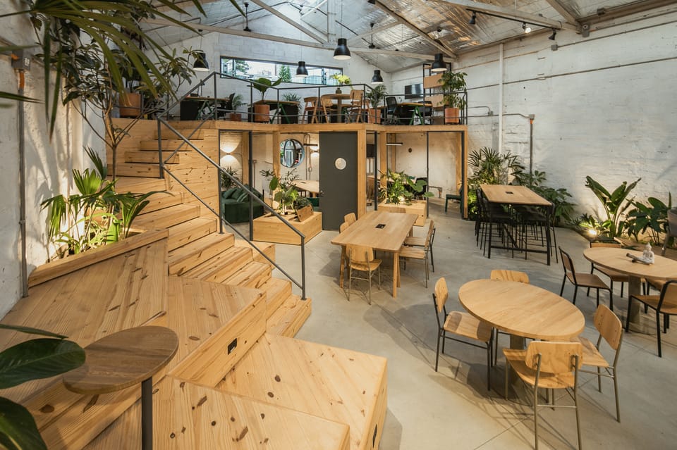 Interior do Armazém Comunitário com tesouras de madeira e mezanino