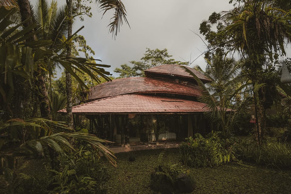 Cobertura em bambu da Hideout Leaf Villa na selva de Bali